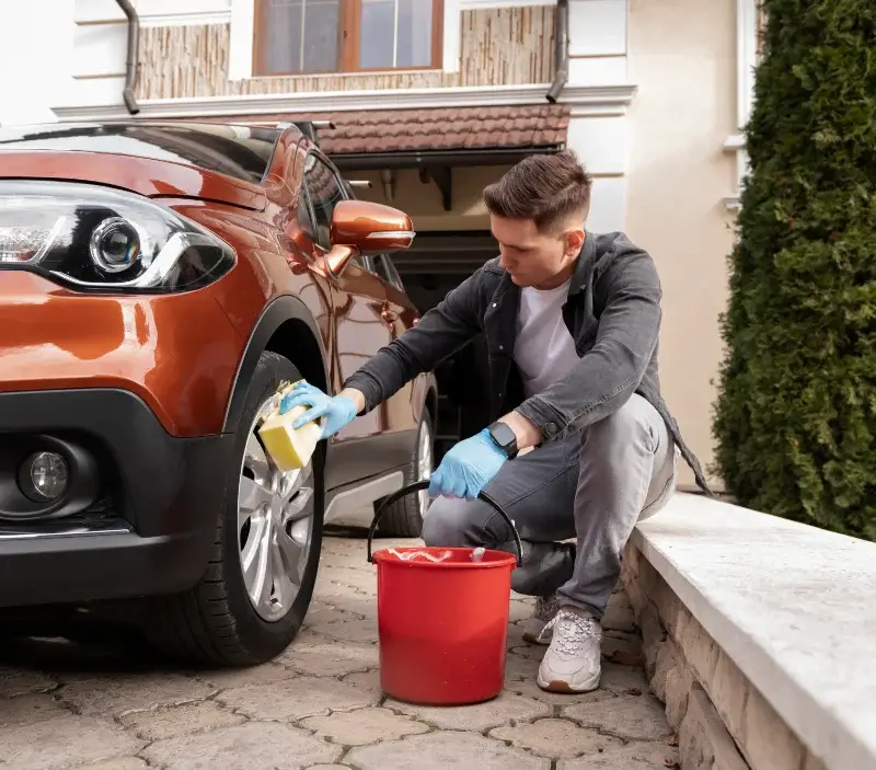 Lavage auto à domicile Aviron : professionnel intervenant sur un véhicule